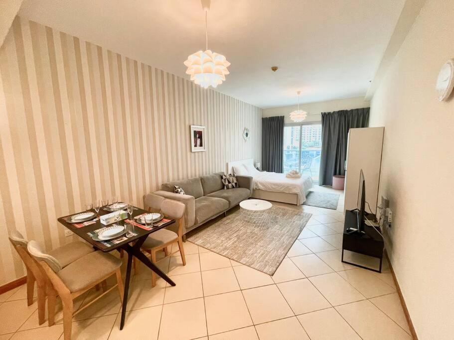 Amazing Largest In Marina Next To Metro - Location