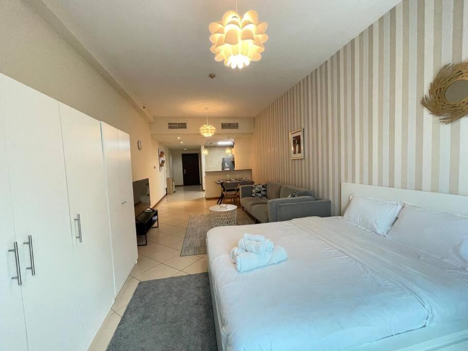 Amazing Largest In Marina Next To Metro - Location Dubai